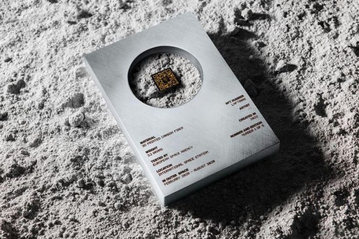 Lamborghini NFT QR-Code Schlüssel liegt auf einer Mondoberfläche