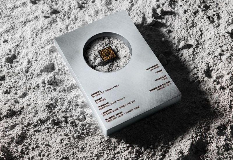 Lamborghini NFT QR-Code Schlüssel liegt auf einer Mondoberfläche