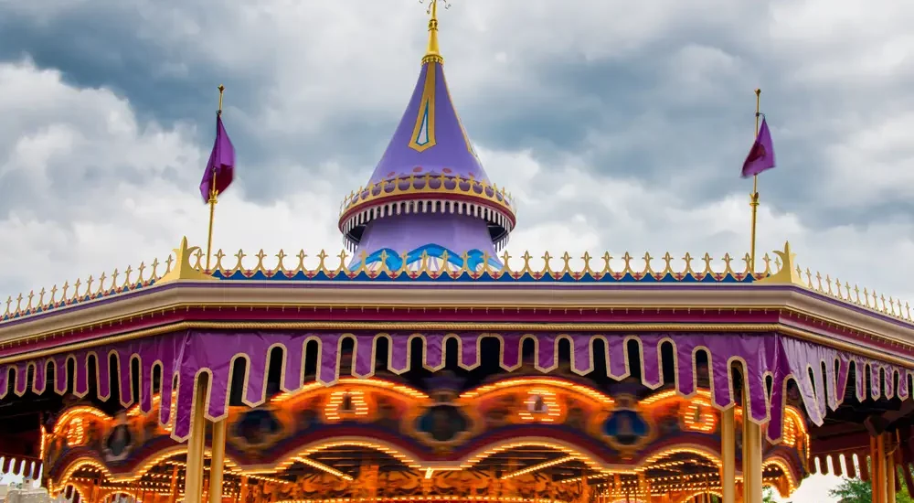 Disney Karussel dreht sich schnell im Kreis