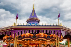 Disney Karussel dreht sich schnell im Kreis