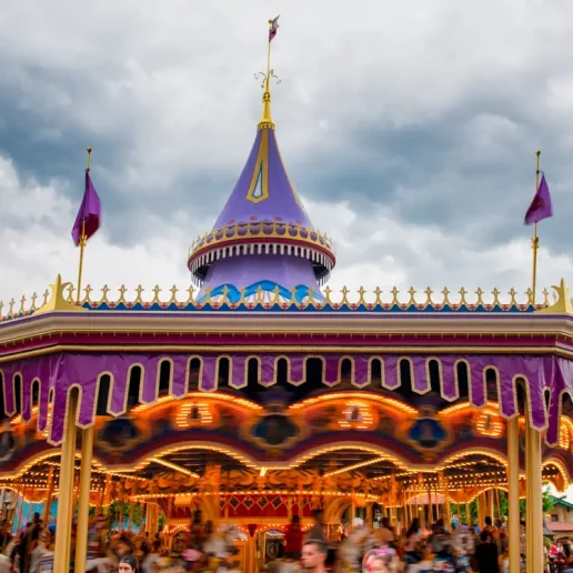 Disney Karussel dreht sich schnell im Kreis